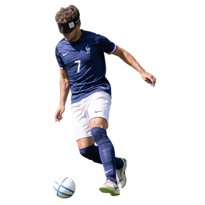 giocatore di calcio per ciechi che dribbla con il pallone sonoro