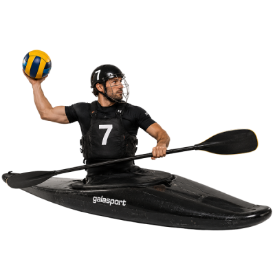 joueurs de kayak polo se disputant la balle