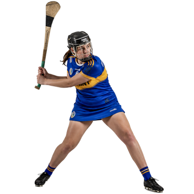 joueuse de camogie frappant le sliotar avec son hurley