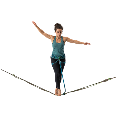 Pratiquant de highline suspendu au-dessus d'une vallée