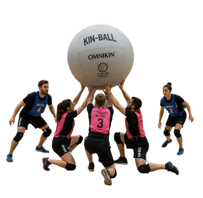 joueurs de kin-ball soulevant le ballon géant