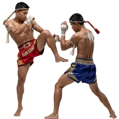 combattente di kun khmer che sferra una gomitata sul ring