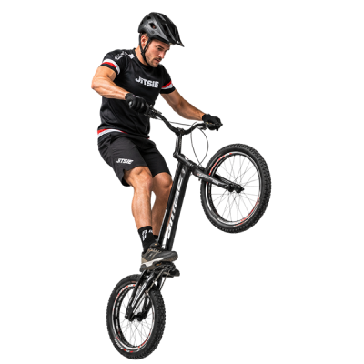 rider de bike trial en équilibre sur un obstacle