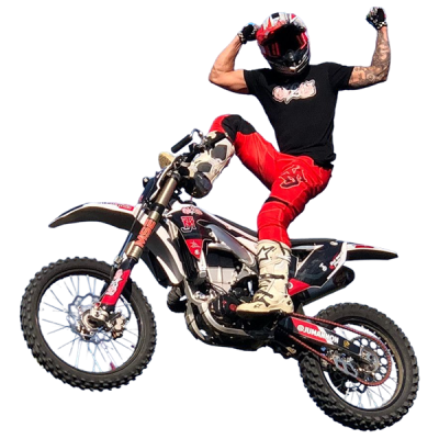 rider FMX exécutant un trick au-dessus de la rampe