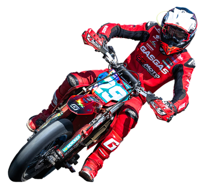 piloto de supermotard derrapando en una curva
